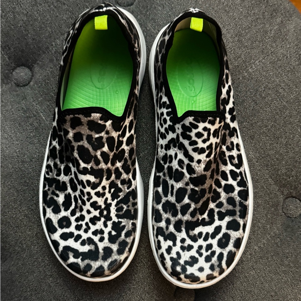 OOFOS Black & White Leopard Slip-On Flats with Neon Green Insole